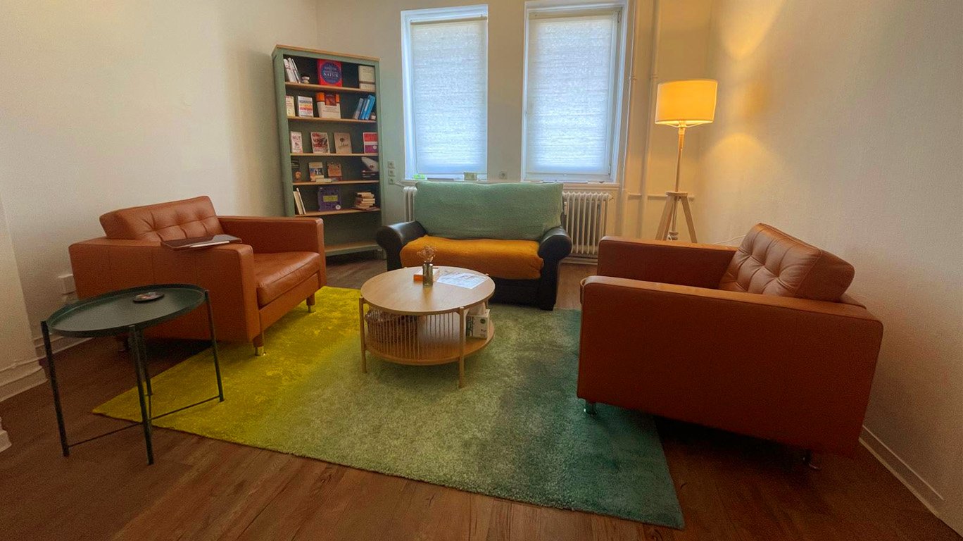 Heller und freundlicher Behandlungsraum der Praxis